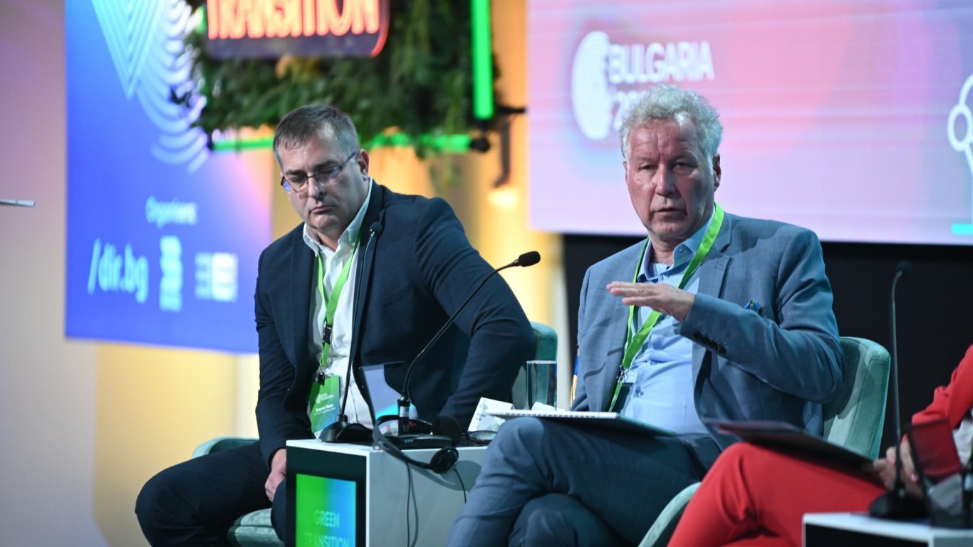  Изпълнителният шеф на Център за енергийна успеваемост ЕнЕфект Драгомир Цанев и Ханс Райн, началник на отдел LIFE, CINEA 