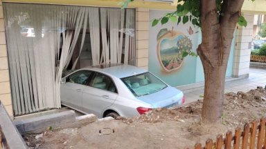 Жена влетя с колата си в офис в София (снимки)