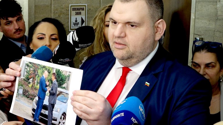 Пеевски показа обща снимка на Кирил Петков и Антон Славчев: Това са задкулисните договорки