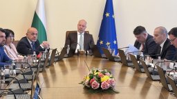 Правителството спря Радев от участие в срещата на върха на НАТО в Хага