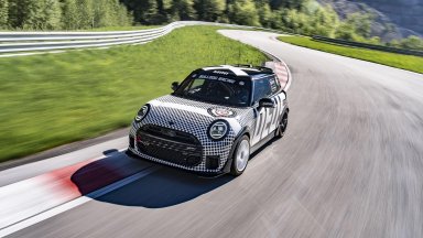 Новото MINI John Cooper Works излиза на пистата с жена зад волана