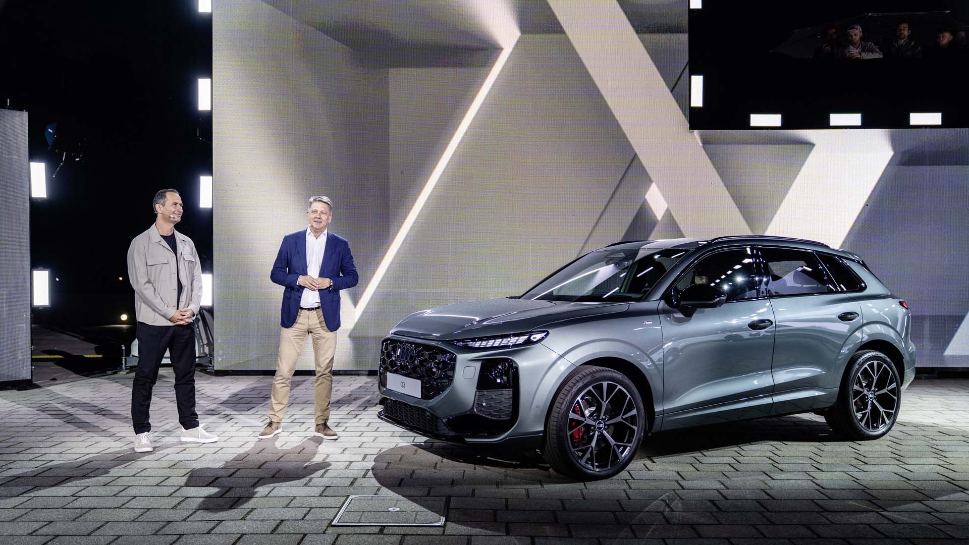 Главният изпълнителен директор на Audi Гернот Дьолнер (вдясно) и Марко Шуберт, член на борда на директорите, отговарящ за продажбите и маркетинга, представиха на публиката новото Audi Q3
