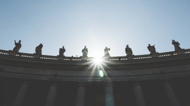 Папа Юлий II взема огромна сума пари от Джулиано де Медичи и подписва Клетва в Христа, че заемът ще бъде върнат...