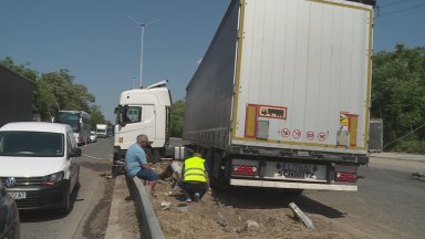 Катастрофа с Тир блокира движението към "Дунав мост" в Русе (видео)