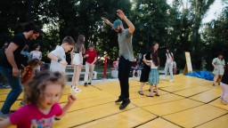 На ръба на равновесието: Градът като сцена за игра