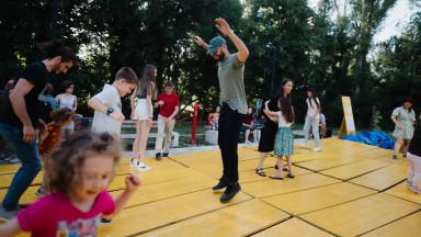 На ръба на равновесието: Градът като сцена за игра