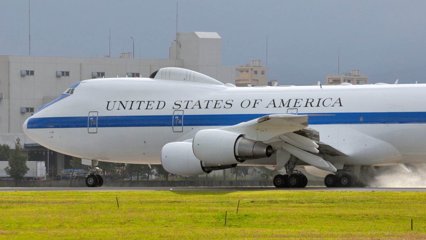  Самолетът има специфична антена за предпазена връзка с въоръжените сили на Съединени американски щати 