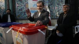 Иран складирал обогатения уран на "сигурно място" преди израелските удари