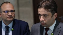 ДБ: Шефът на НАП изигра лоша роля на рекламен агент на Пеевски 