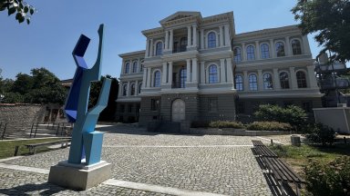 Градската галерия в Пловдив обогати постоянната си експозиция с четириметрова цветна скулптура на Павел Койчев