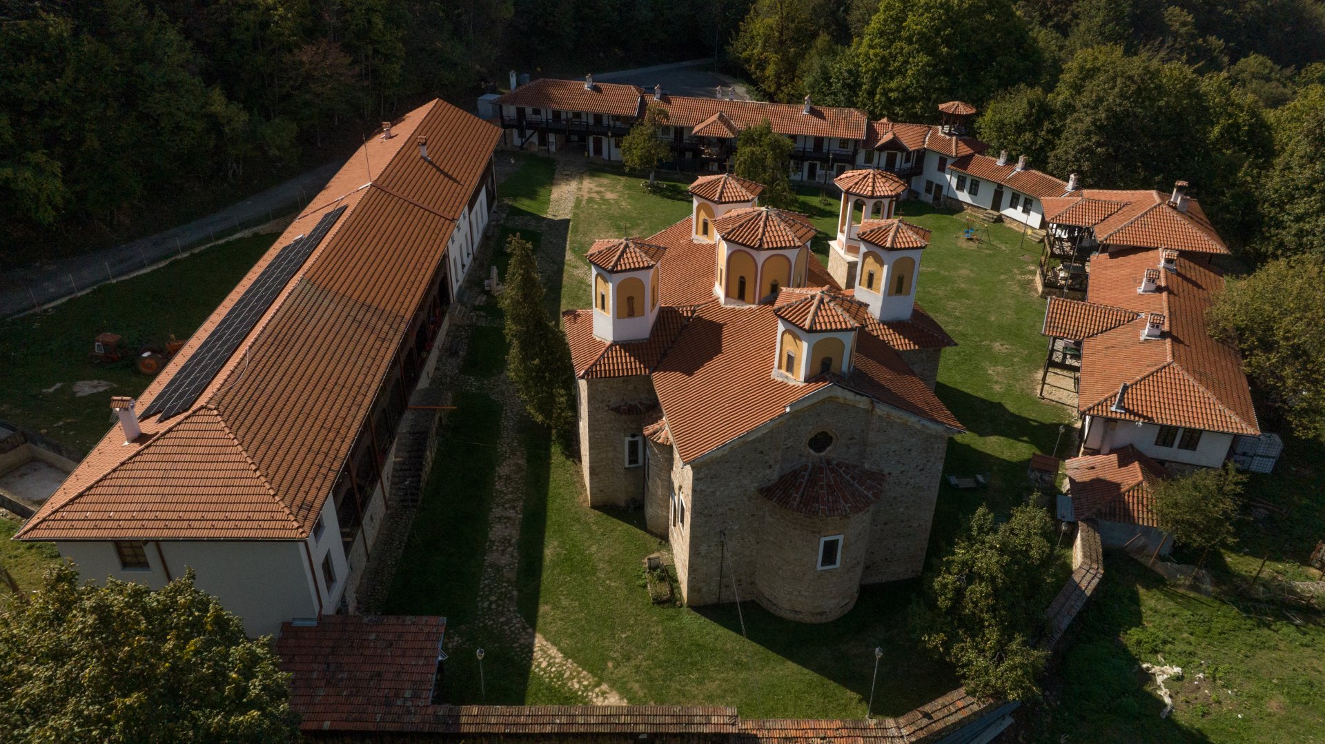 Фотоволтаичната електроцентрала на покрива на Етрополския манастир „Св. Троица“ намалява разходите на електрическа енергия от мрежата. 
