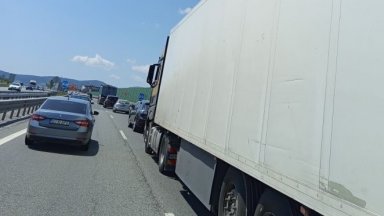 "В дефилето на плаж": Кошмарен е трафикът за Гърция. въведоха реверсивно движение край Симитли