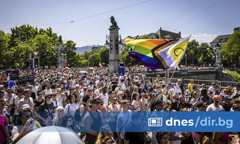 Десетки хиляди участваха в гей парада в Цюрих, предаде ДПА.
Всички снимки