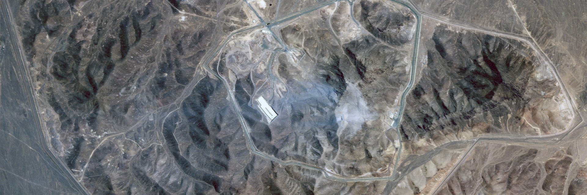 Сателитни снимки показват големи кратери в района на иранския ядрен комплекс Фордо