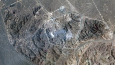 Сателитни снимки показват големи кратери в района на иранския ядрен комплекс Фордо