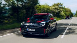 Новото MINI Aceman John Cooper Works катапултира водача и пътниците
