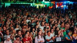 Финал с бурни овации и ритми: Gipsy Kings разтърсиха "Франкофоли" 2025