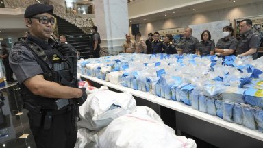 Над 2 тона метамфетамин са били конфискувани от туристическа лодка