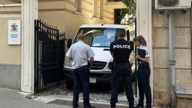 Антикорупционната комисия влезе в Столичната община (снимки)