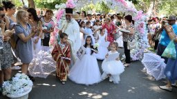 Билките лекуват най-силно, слънцето има чудодейна сила: Древни обичаи оживяха на Еньовден (снимки)