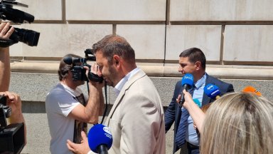 Изведоха с полиция от Столична община зам.-кмета на София Никола Барбутов 