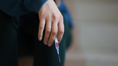 Мистериозни атаки със спринцовки срещу над 140 жени във Франция