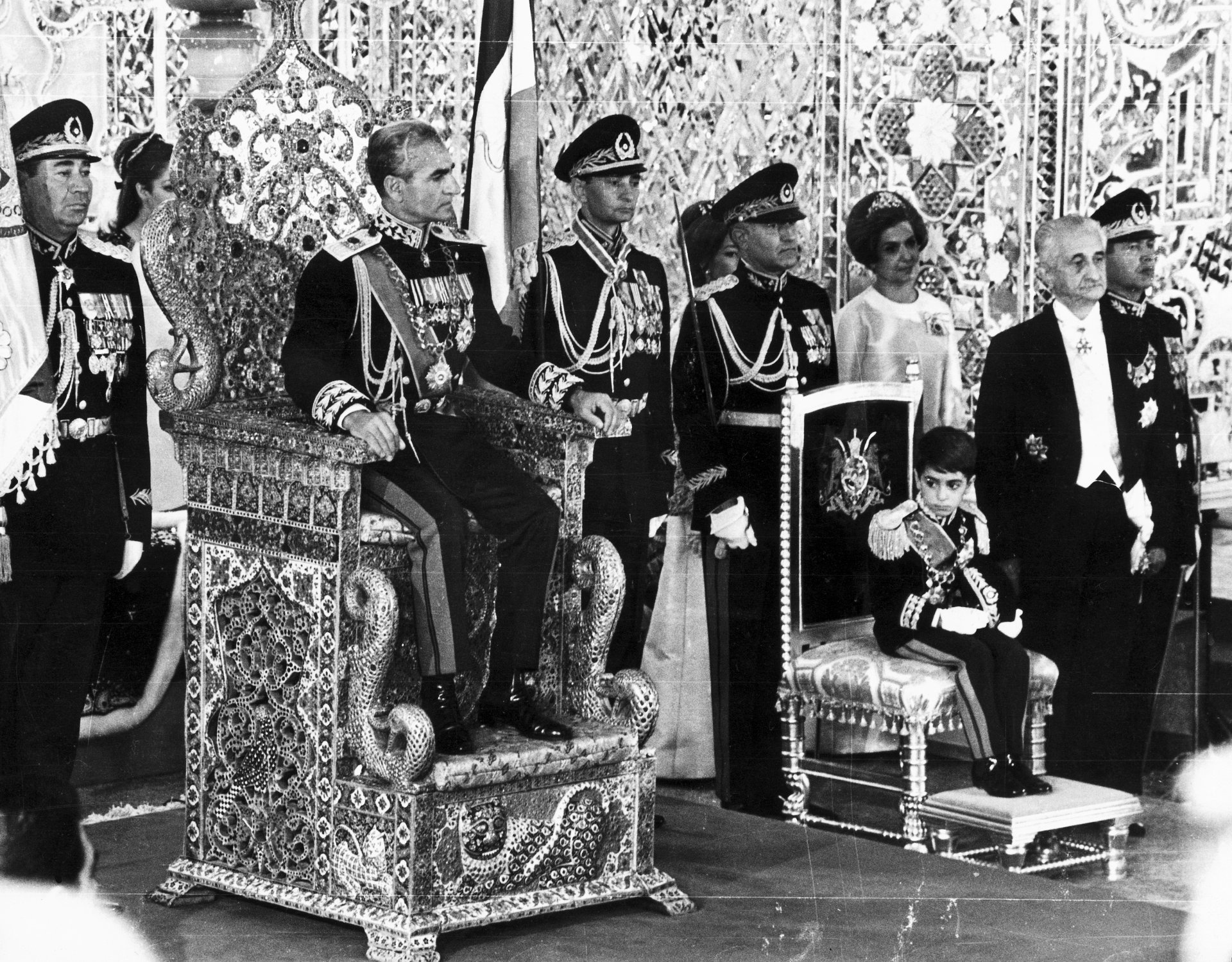 26 октомври 1967 г.  Седемгодишният престолонаследник Реза присъства на коронацията на баща си шах Мохамед Реза Пахлави. През 1979 г. семейството е принудено да напусне страната. Аятолах Хомейни поема властта, а шахът умира в изгнание в Египет.