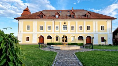 Две сестри в Румъния спасиха трансилвански замък и го превърнаха в успешен бизнес