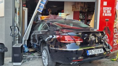 Кола се вряза в магазин след сблъсък с друг автомобил в Пловдив