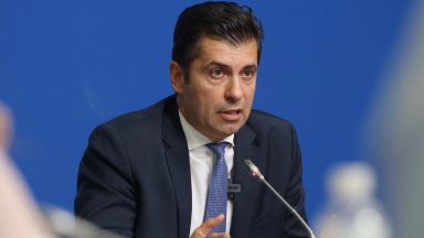 Кирил Петков депозира в деловодството на Народното събрание заявление за