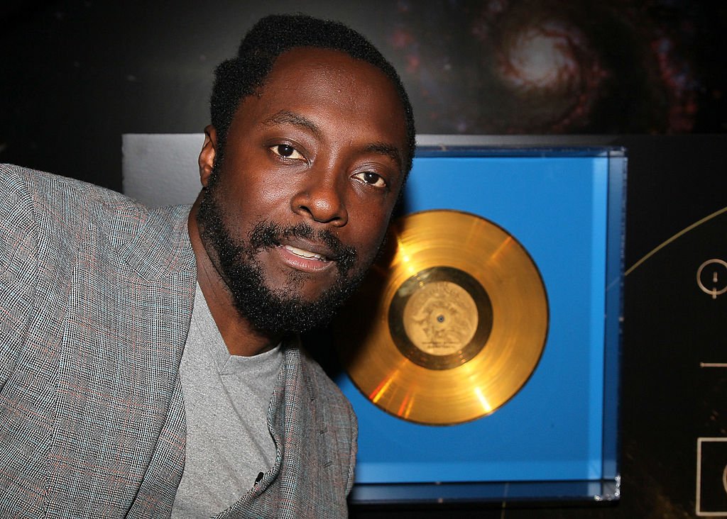 will.i.am позира с копие на Златния запис на "Вояджър“ на 28 август 2012 г. в Пасадена, където НАСА се присъединява към will.i.am и Discovery Education за премиерата на „Песни от Марс“ в Лабораторията за реактивно движение