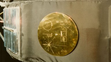 Ще ги чуят ли някога извънземни? Как златните плочи разказват историята на Земята