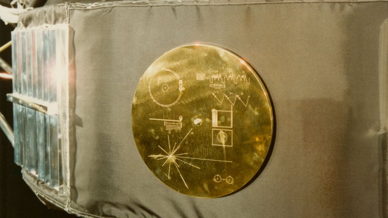 Ще ги чуят ли някога извънземни? Как златните плочи разказват историята на Земята
