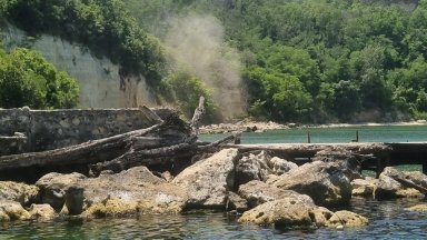 Срути се част от ската на плаж Романтика Тоновете скална