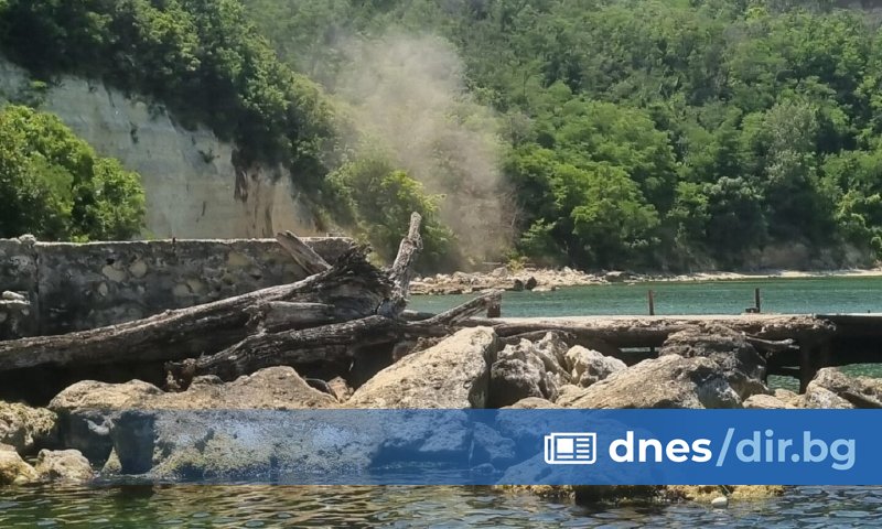 Срути се част от ската на плаж Романтика. Тоновете скална