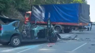 Шофьор загина след челен удар с камион на Е-79, колата му е смачкана до неузнаваемост