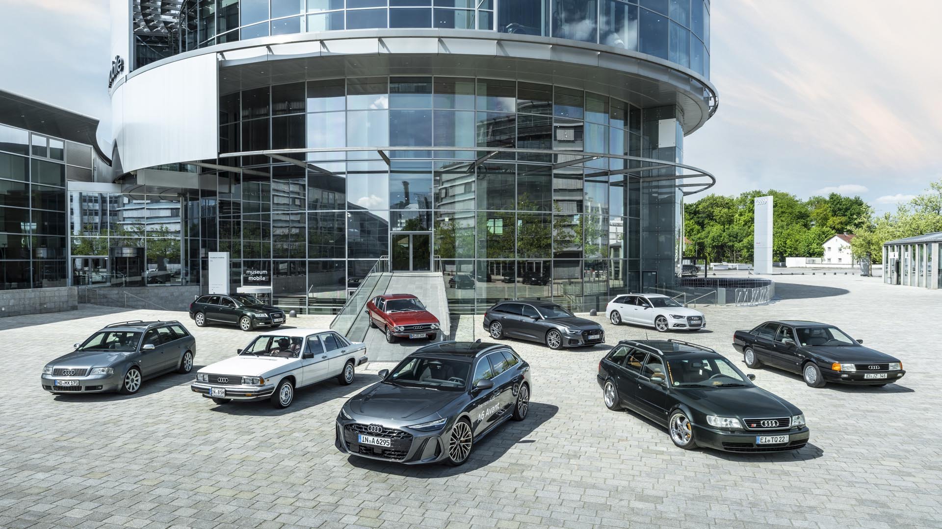 Всички модели от C1 до C8 се събраха на Audi Piazza в Инголщат за да приветстват новото Audi A6 Avant (C9)