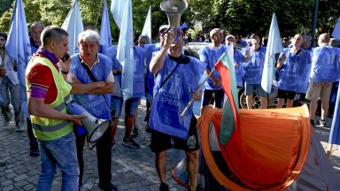 Служители на Столичен автотранспорт протестират пред сградата на Столичната община