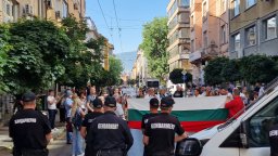 Протест срещу еврото блокира улица "Раковски" в центъра на София (снимки)