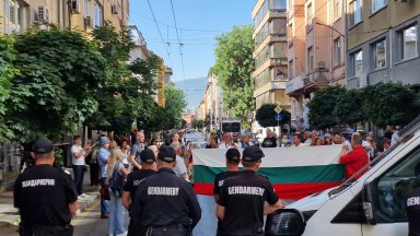 Протест срещу еврото блокира улица "Раковски" в центъра на София (снимки)