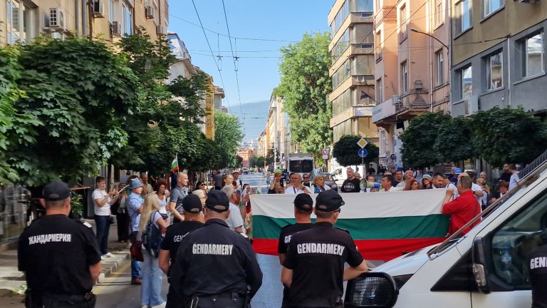 Протест срещу еврото блокира улица "Раковски" в центъра на София (снимки)