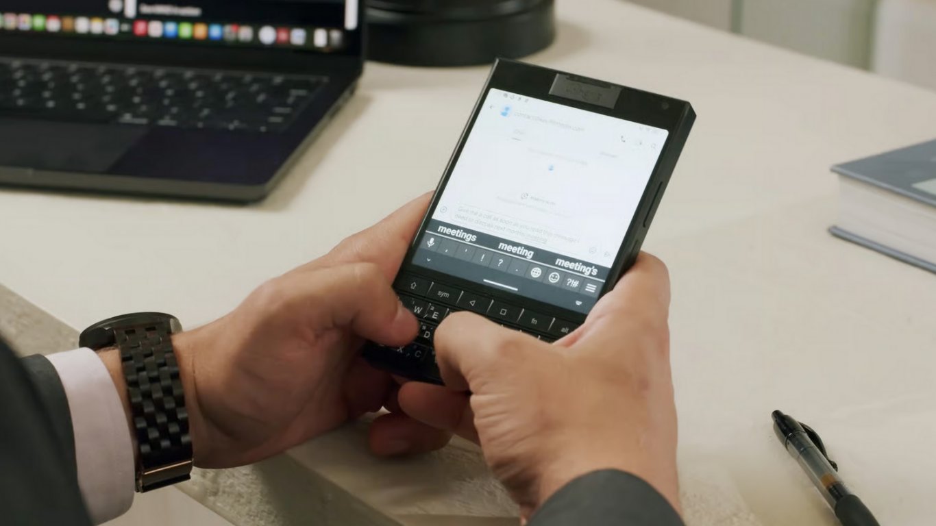 Нов смартфон връща физическата клавиатура