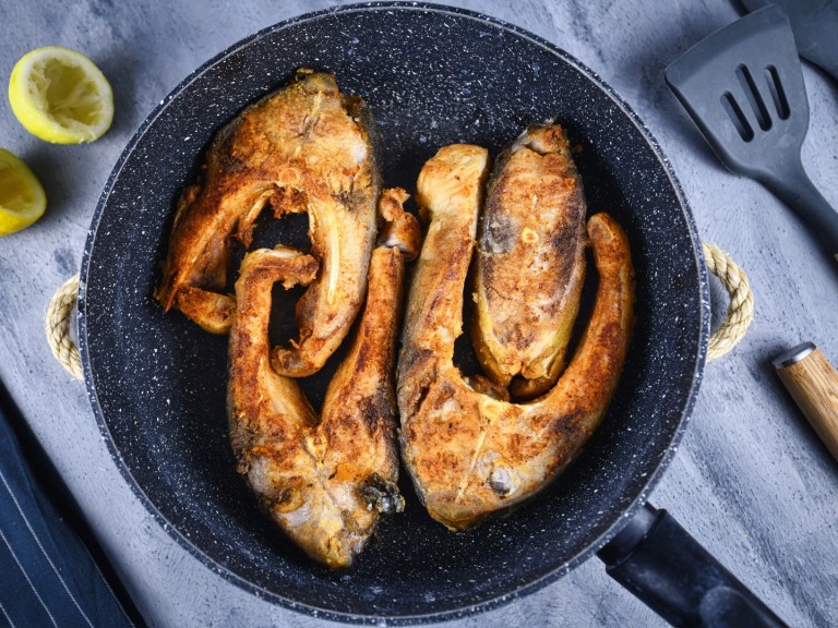 Стъпка по стъпка: Как да си направим хрупкав паниран шаран 