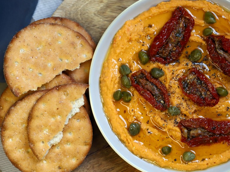 По средиземноморски: Хумус със сушени домати и каперси