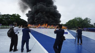 Властите в главните градове в Мианма днес унищожиха конфискувани незаконни