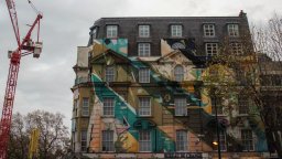 14-метрова творба "размишлява" за баланса между сила, крехкост и устойчивост пред очите на всички