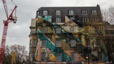 14-метрова творба "размишлява" за баланса между сила, крехкост и устойчивост пред очите на всички