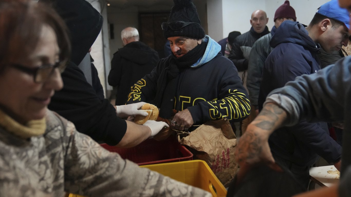  Хора получават храна в кухня за небогати по време на минусовия мраз в Уругвай 