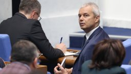 Полицаи разпитали Костадинов в НС по сигнал на ДПС-НН заради хули срещу еврозоната 