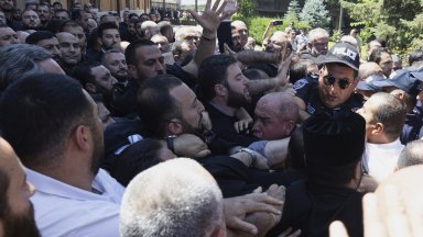 Служители на арменската Национална служба за сигурност и полицията влязоха